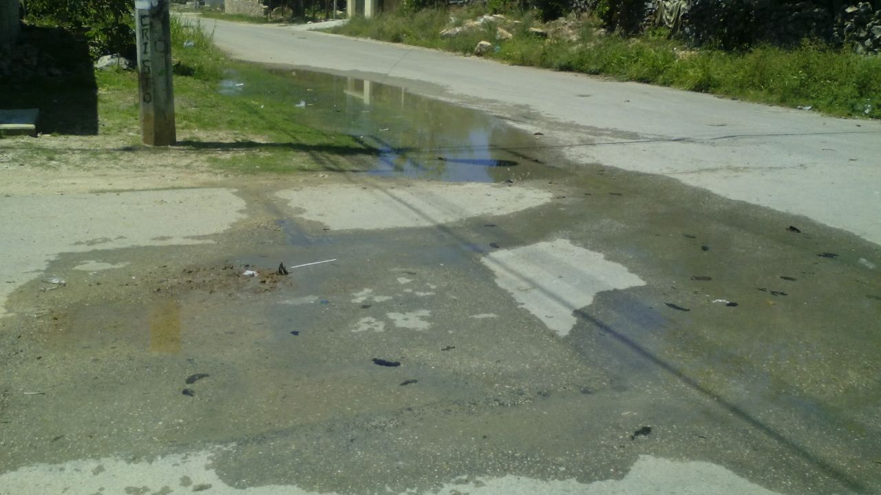 Fuga de agua inquieta a vecinos de FCP, piden atención de la CAPA