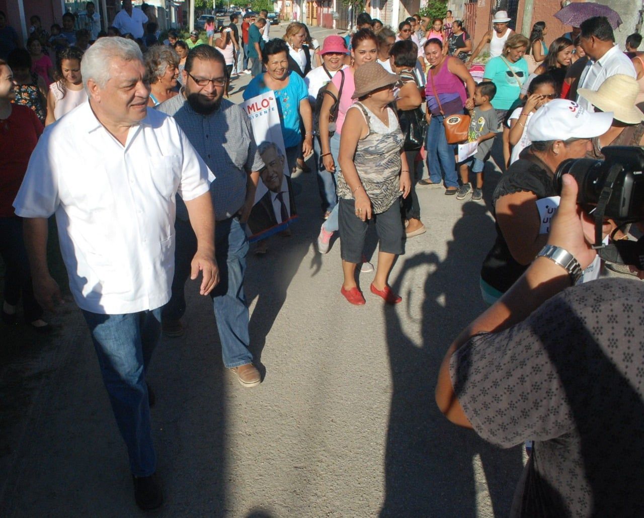 Vecinos De La Colonia Lagunitas Simpatizan Con Manuel Valencia