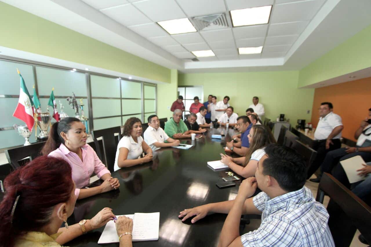 Presenta Leslie Hendricks sus propuestas a taxistas de Playa del Carmen