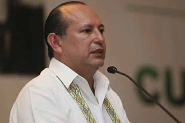 Luis Pablo Bustamante, asoma en relevo de Mario Machuca