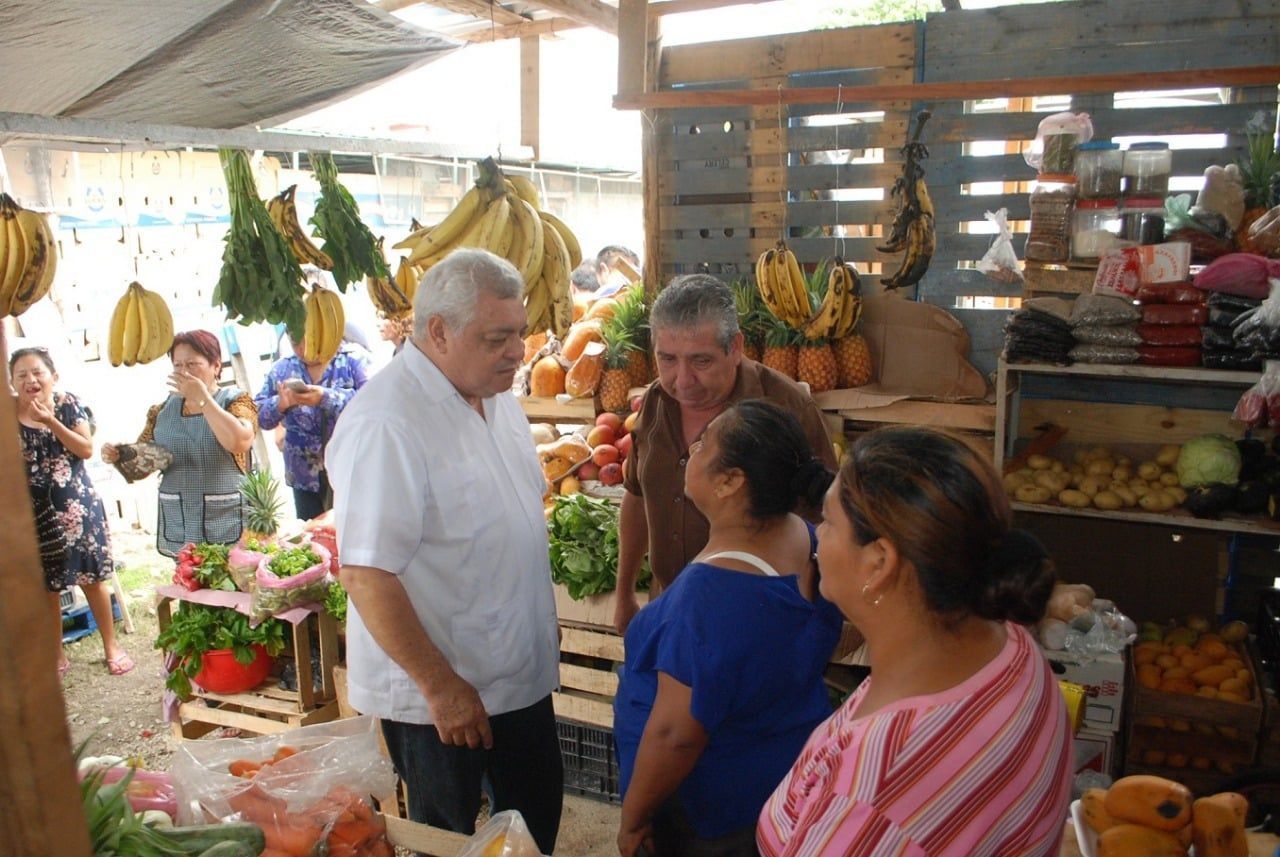 Manuel Valencia visita a locatarios del mercado “Andrés Quintana Roo”