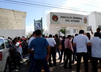 Ministeriales ‘detienen’ a la FGE; hacen paro exigiendo mejoras laborales