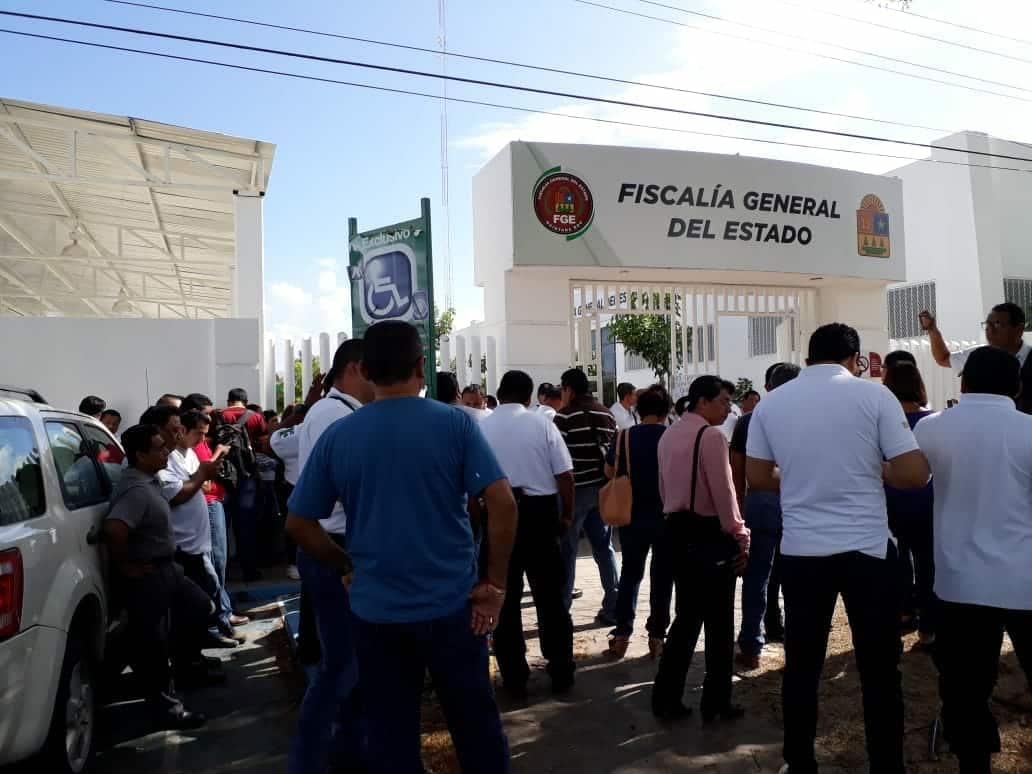 Ministeriales ‘detienen’ a la FGE; hacen paro exigiendo mejoras laborales