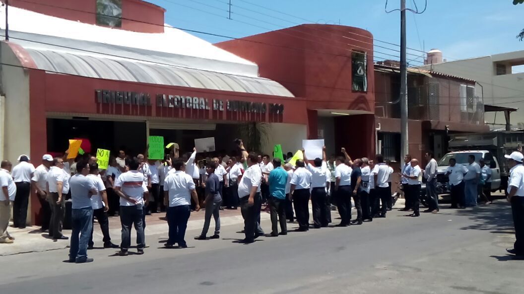 Taxistas se manifiestan contra Consulta que favorecerá entrada a UBER
