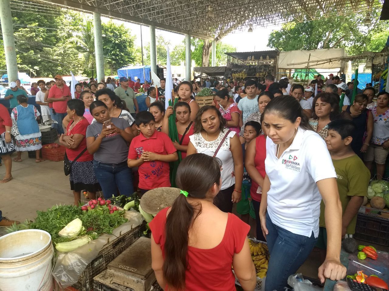 Visita Rossana Romero a locatarios del mercado de JMM