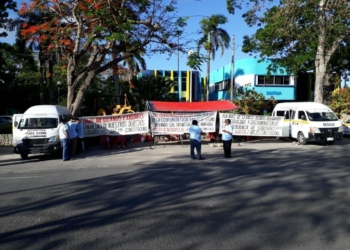 Taxistas de Unión Frontera Sur exigen ser reconocidos por la SINTRA; se manifiestan