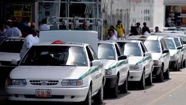 Turisteros piden a taxistas reconsiderar movilizaciones, afectan al sector