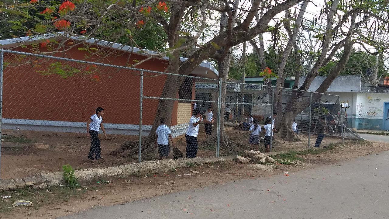 Uniformes gratuitos merman impacto económico en familias de la zona centro de Q. Roo