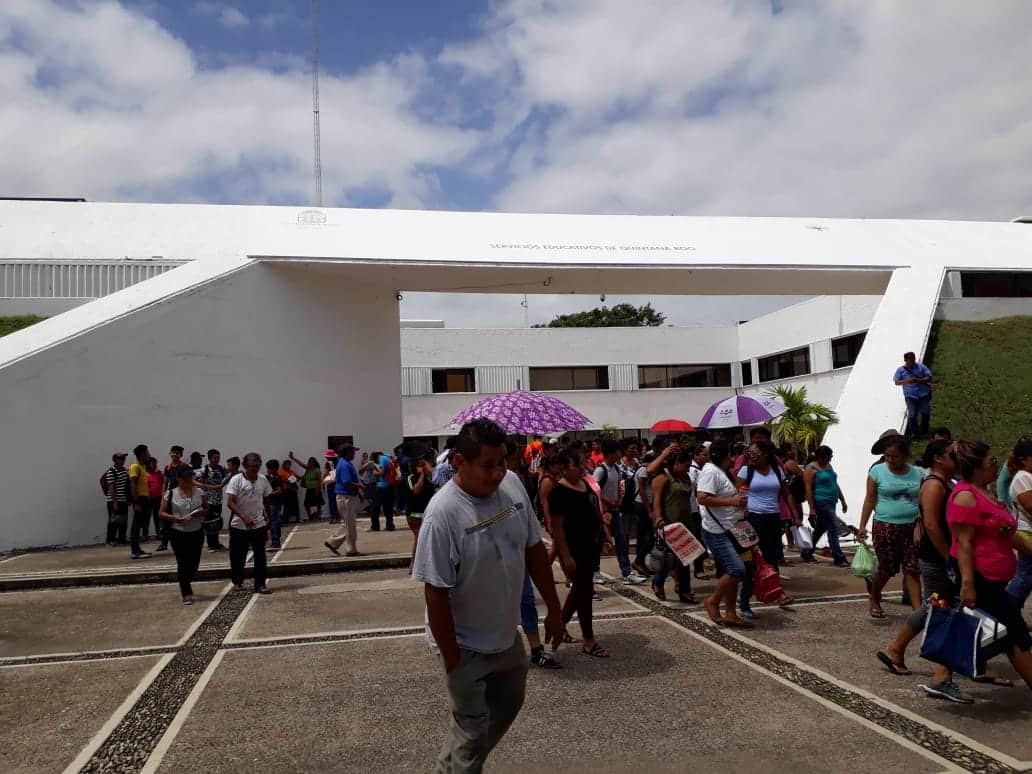 Antorchistas piden a la SEQ matrícula que les acredite como plantel educativo