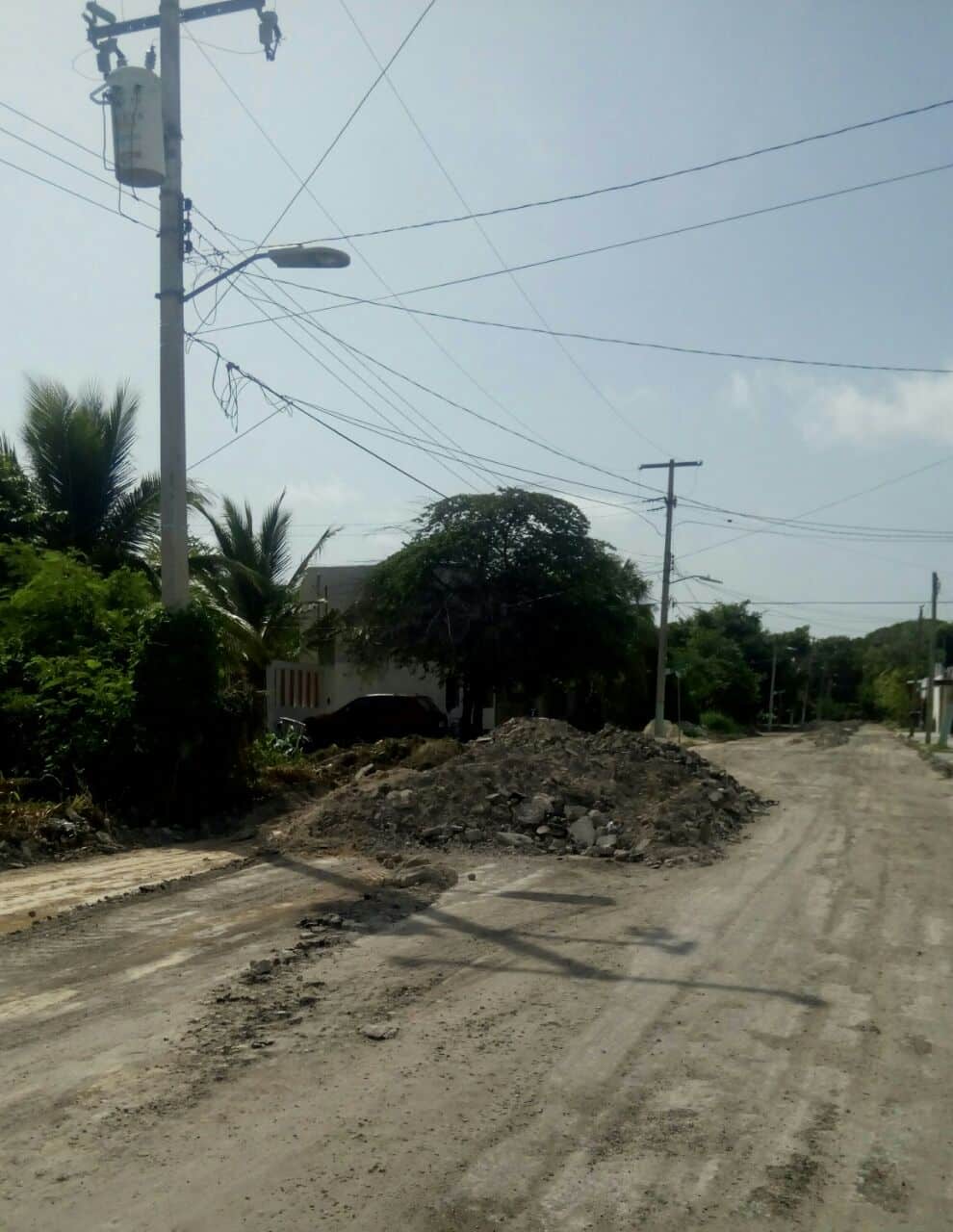 Vecinos, enojados por trabajos inconclusos de reparación de calles