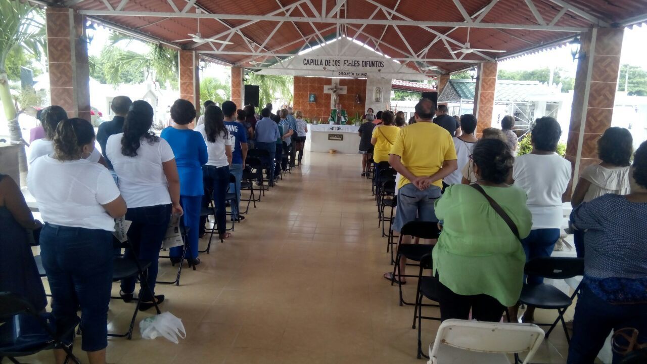 Rinden homenaje luctuoso a los jefes de familia en su día
