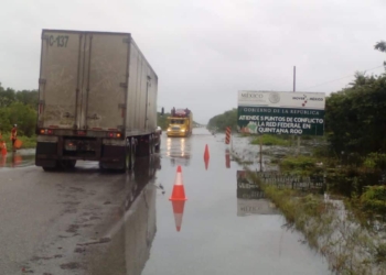Tramo Carrillo-Tulum sigue cerrado por inundación