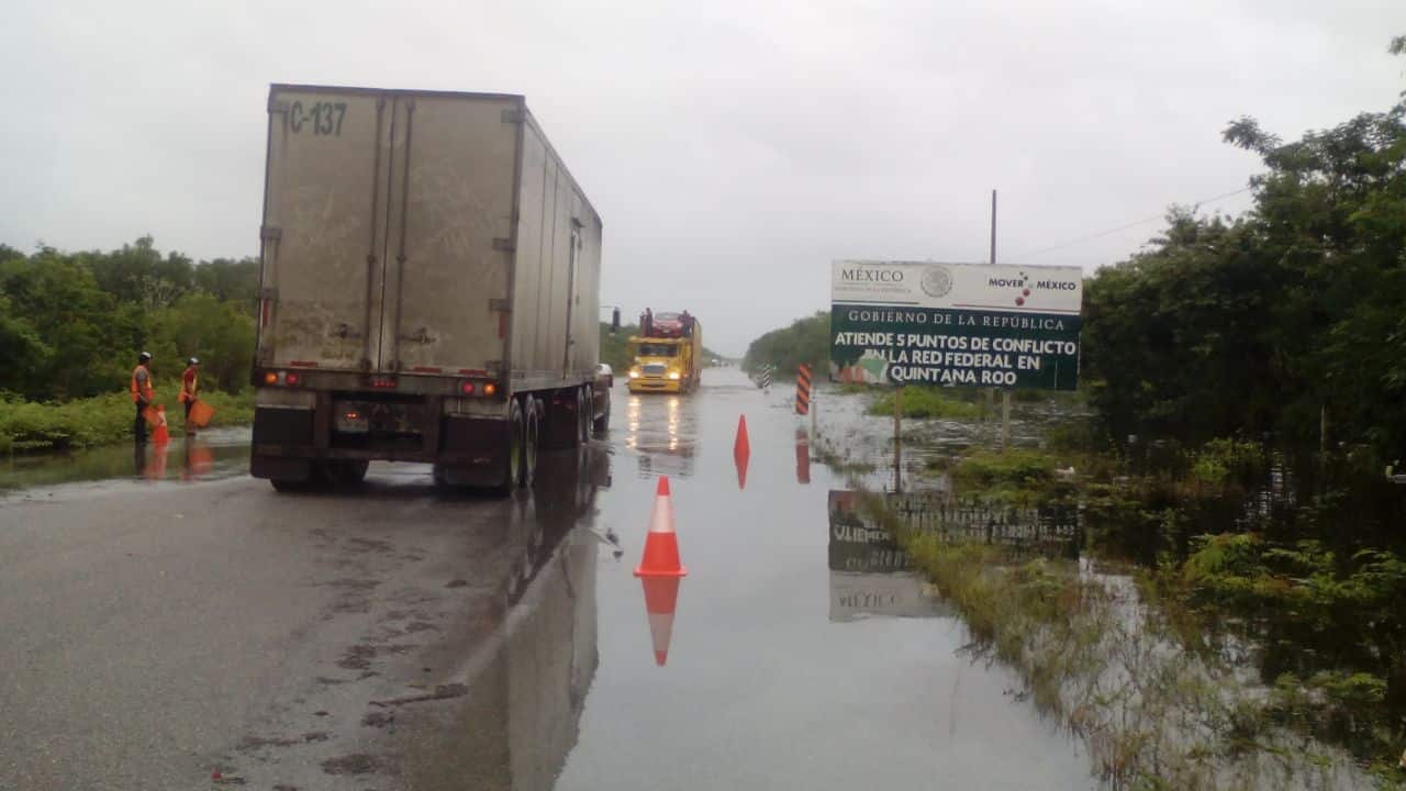 Tramo Carrillo-Tulum sigue cerrado por inundación