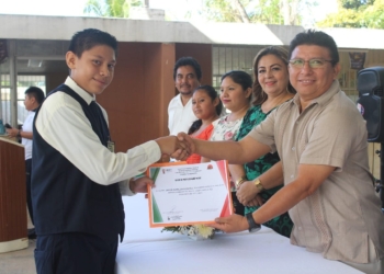 Con ceremonia de graduación, cierra curso escuela bilingüe Alfredo Barrera Vásquez