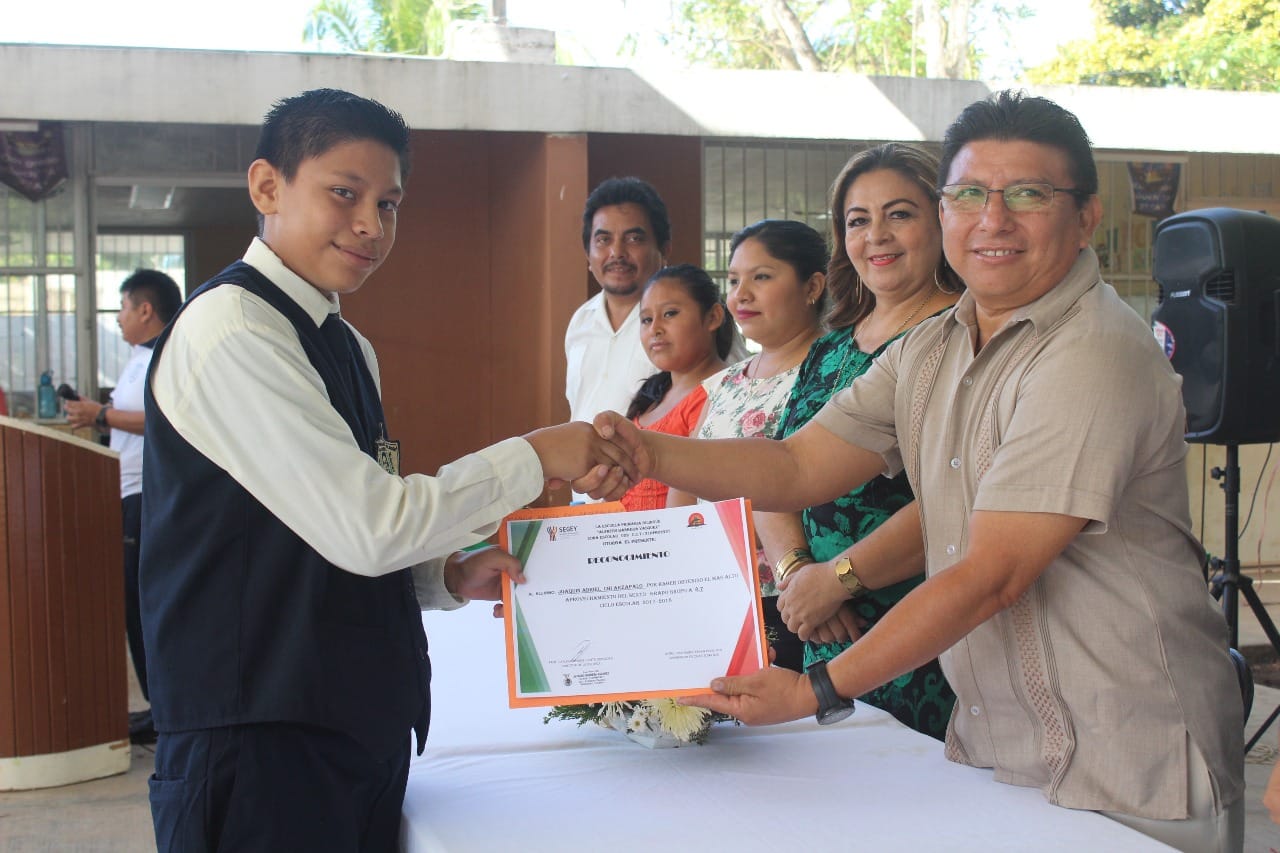 Con ceremonia de graduación, cierra curso escuela bilingüe Alfredo Barrera Vásquez