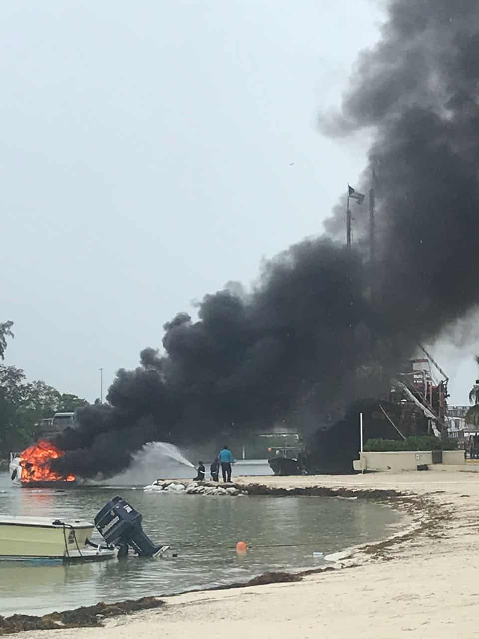 Embarcación se incendió en zona hotelera de Cancún