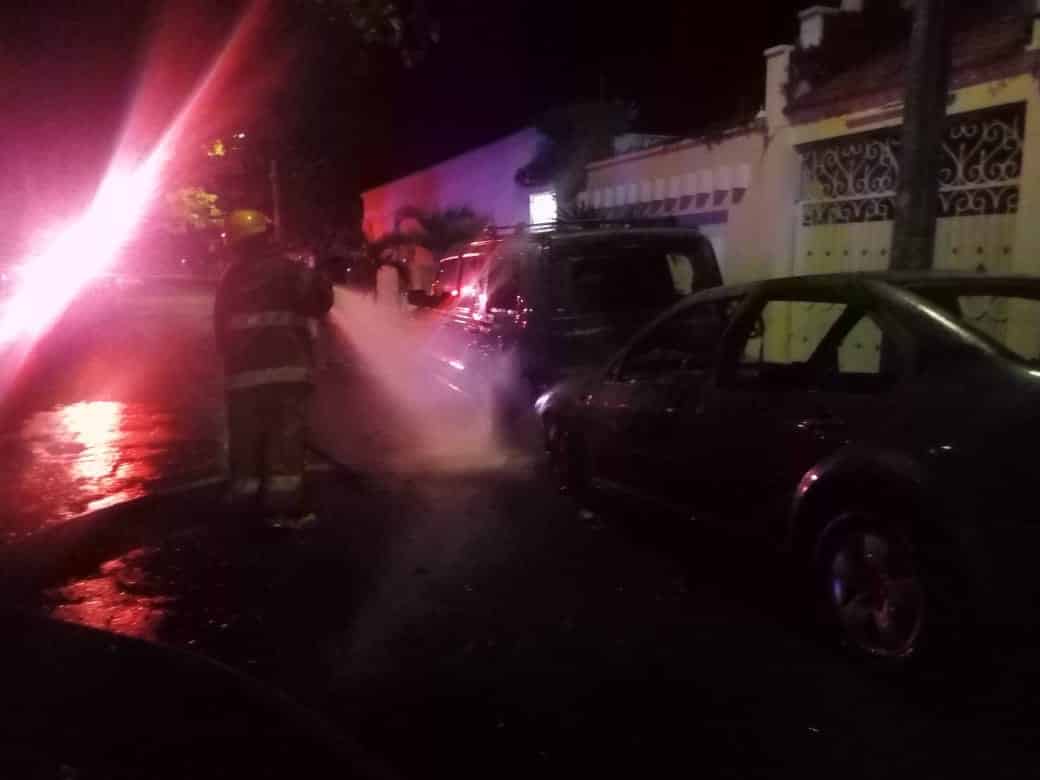 Tras accidente, par de vehículos acaban incendiados