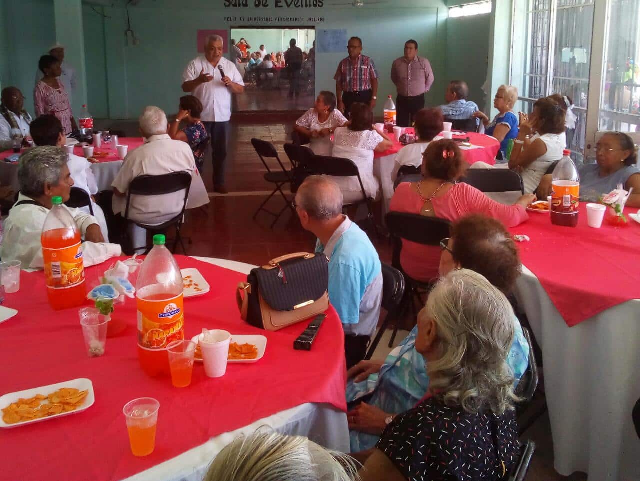 Manuel Valencia Convive Con Jubilados Y Pensionados