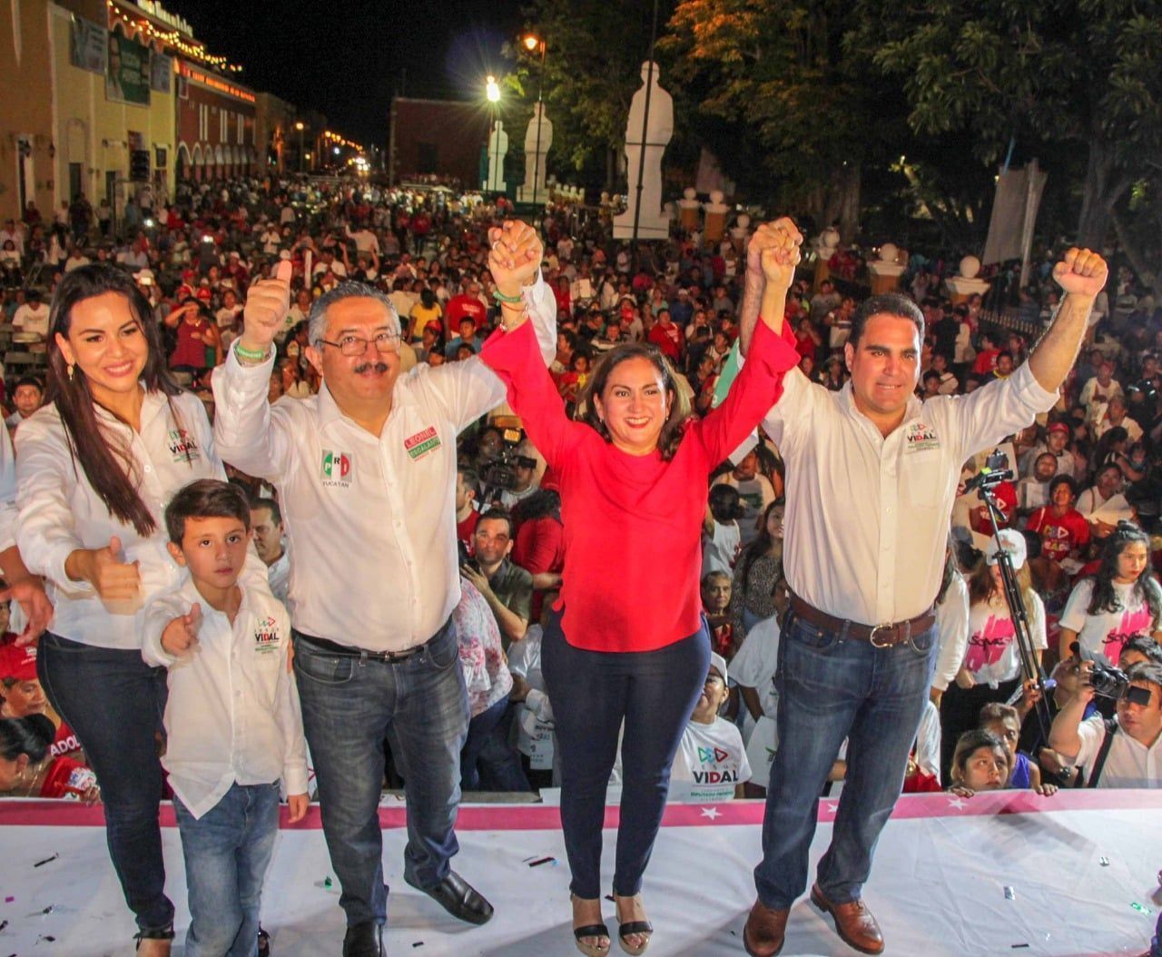 Con multitudinario evento, cierra campaña Leonel Escalante