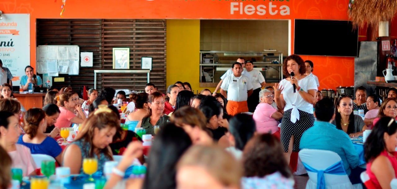 Mujeres de Playa del Carmen apoyan a Leslie Hendricks