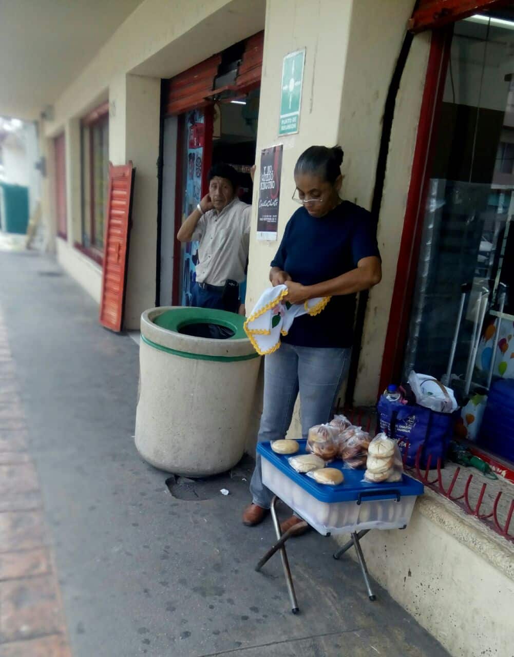 Relegadas, mujeres trabajadoras se refugian en el comercio informal