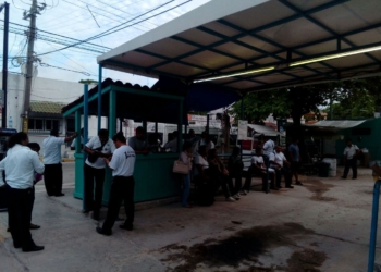 Operadores de combis foráneas se manifiestan por malas condiciones laborales
