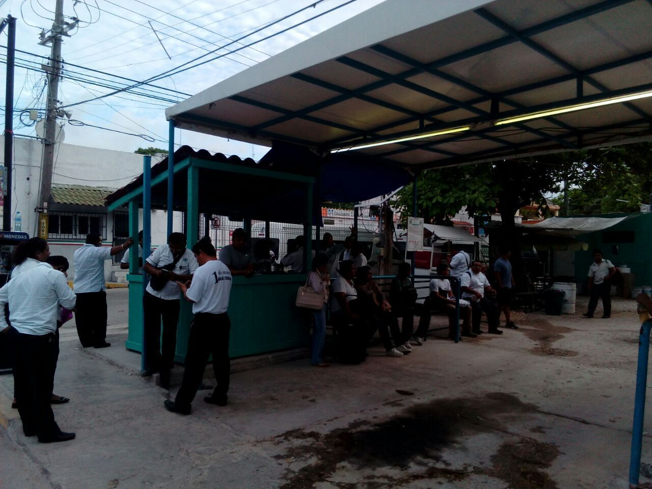 Operadores de combis foráneas se manifiestan por malas condiciones laborales
