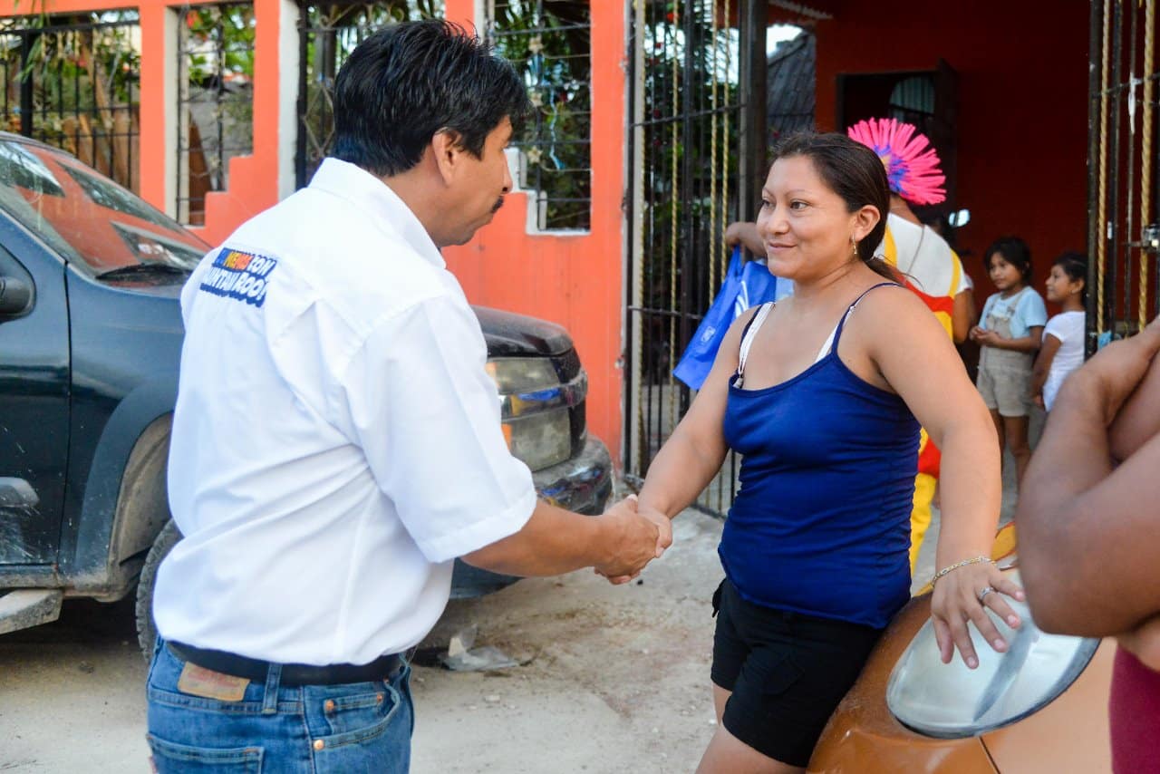 Nueve años sin agua potable, drenaje sanitario y pavimentos en colonias de Tulum: Víctor Mas