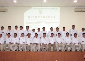 Centro Universitario de Valladolid entrega cédulas a 18 egresados de licenciaturas