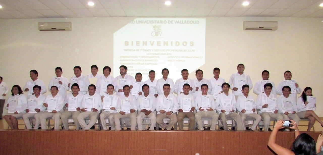 Centro Universitario de Valladolid entrega cédulas a 18 egresados de licenciaturas