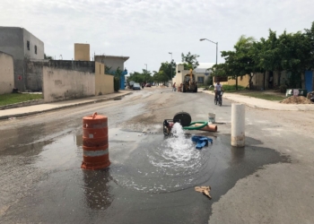 Vecinos denuncian a empresa ARA por verter aguas malolientes en en la calle