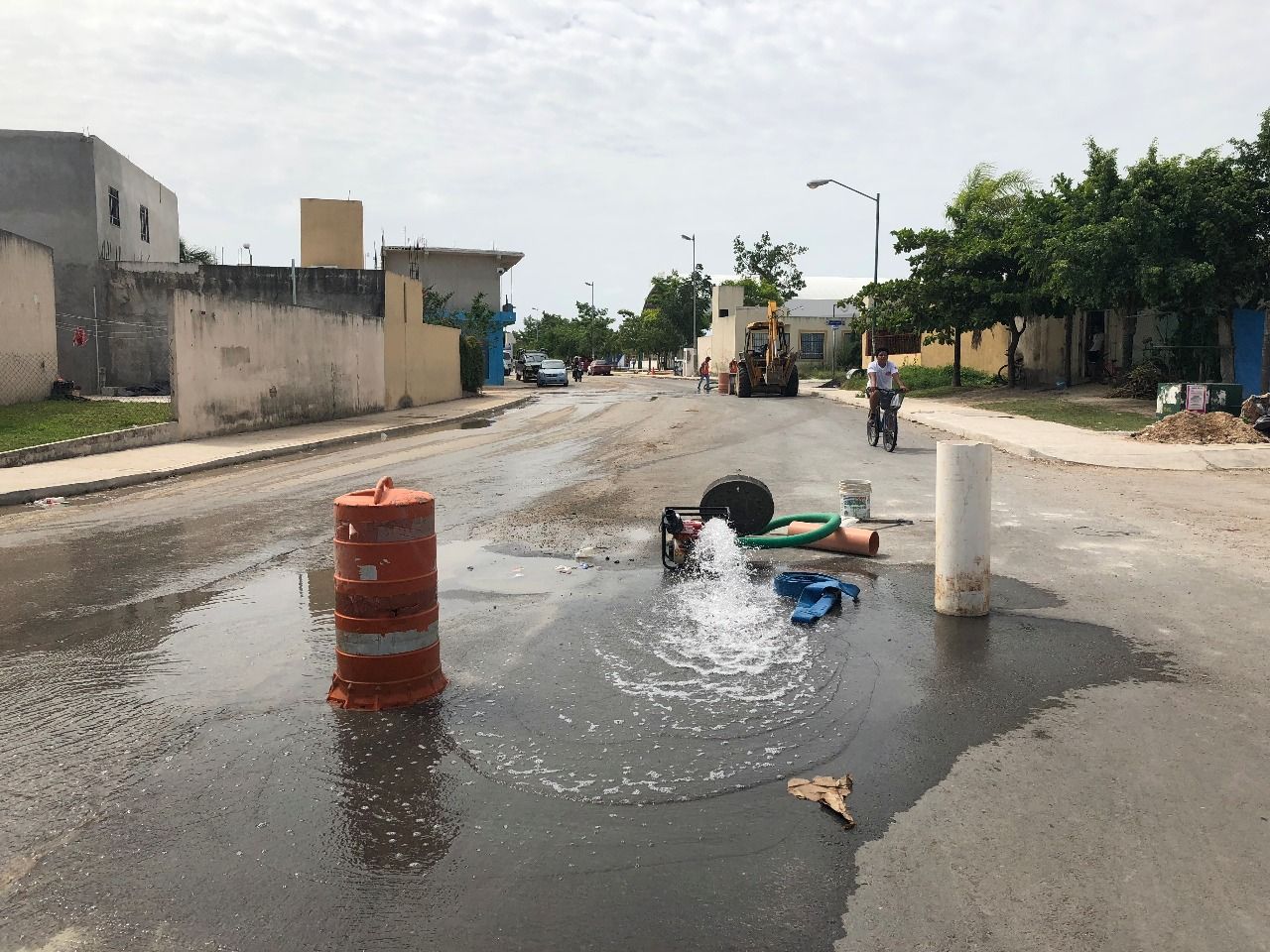 Vecinos denuncian a empresa ARA por verter aguas malolientes en en la calle