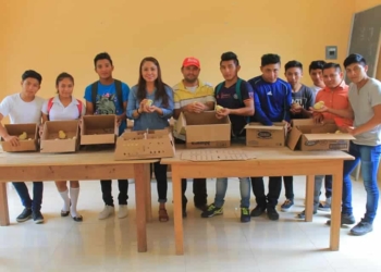 Ayuntamiento dona aves a alumnos de educación media superior, comunidad de Altos de Sevilla