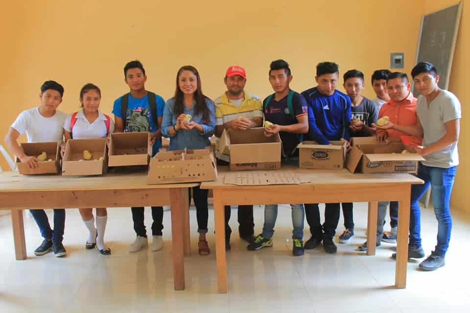 Ayuntamiento dona aves a alumnos de educación media superior, comunidad de Altos de Sevilla