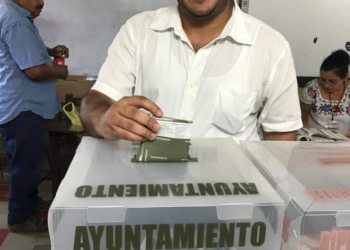 Con más de dos horas de espera, vota Enrique Ayora, candidato por Valladolid