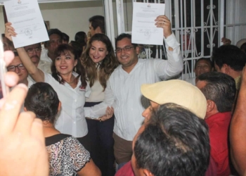 Enrique Ayora, recibe constancia como presidente municipal electo de Valladolid