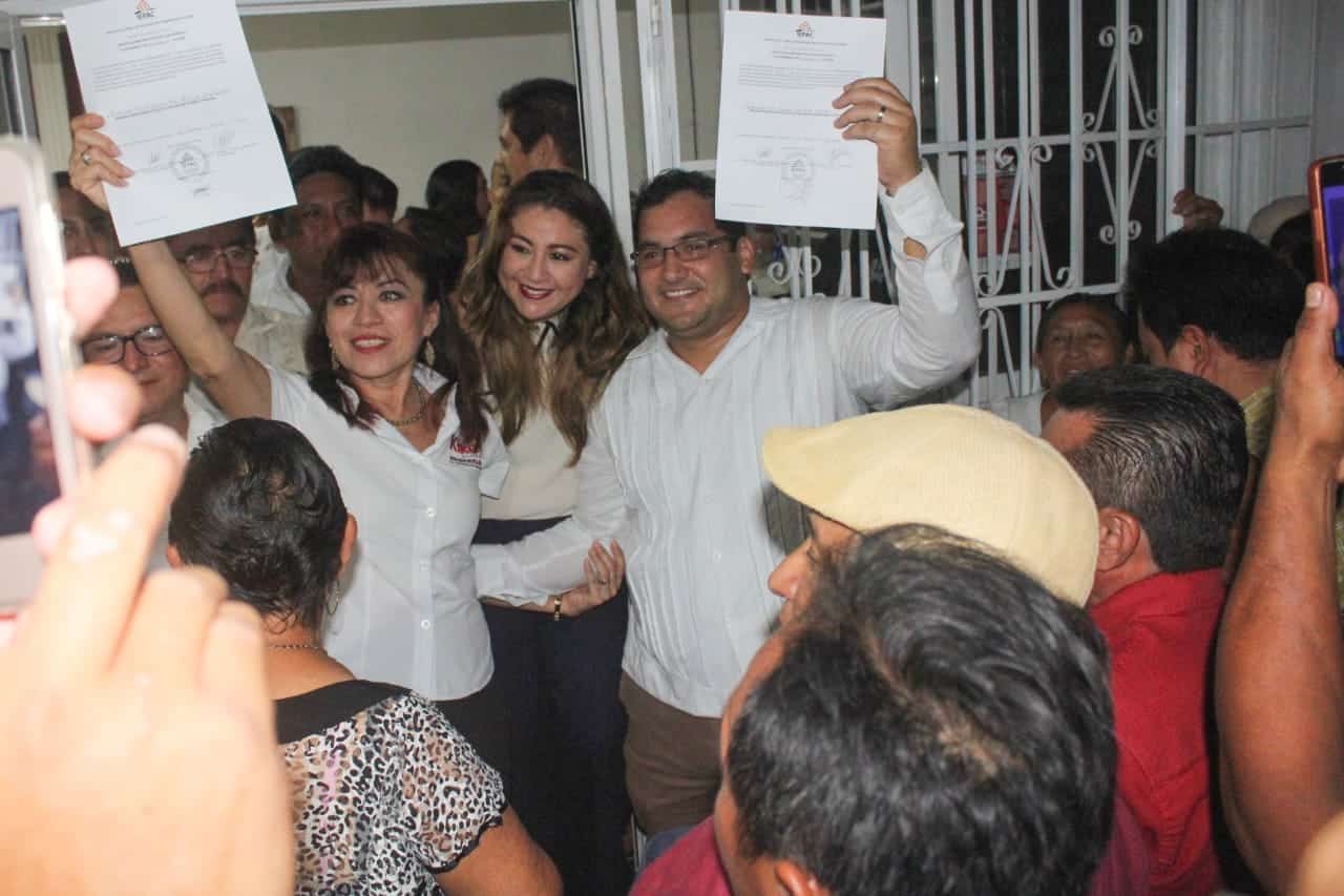 Enrique Ayora, recibe constancia como presidente municipal electo de Valladolid