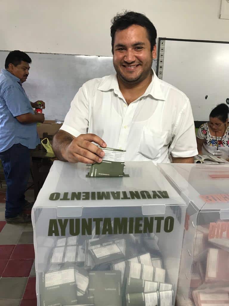 Con más de dos horas de espera, vota Enrique Ayora, candidato por Valladolid