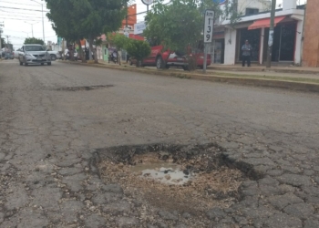 Avenida principal de José María Morelos con enormes baches