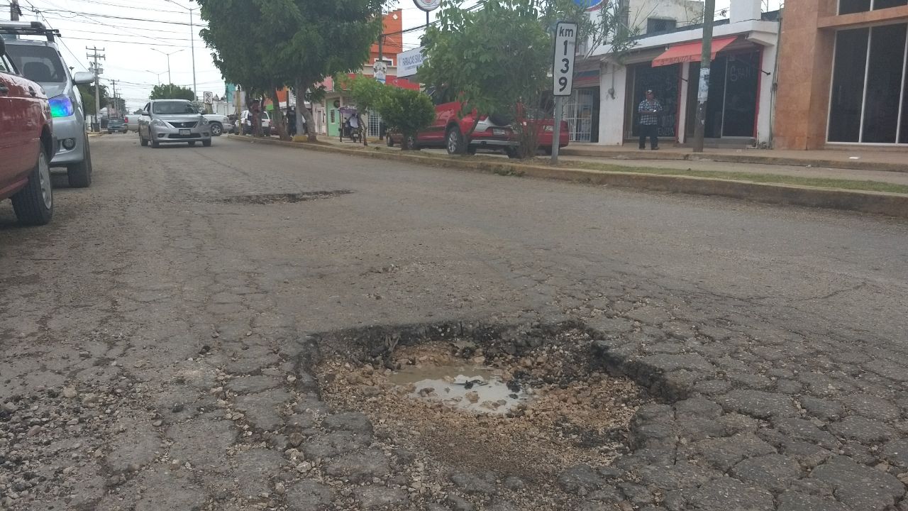 Avenida principal de José María Morelos con enormes baches