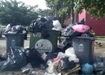 Locatarios del mercado viejo tiran desechos en el estacionamiento