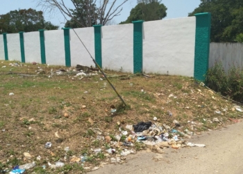 En basurero espacios verdes del cementerio municipal