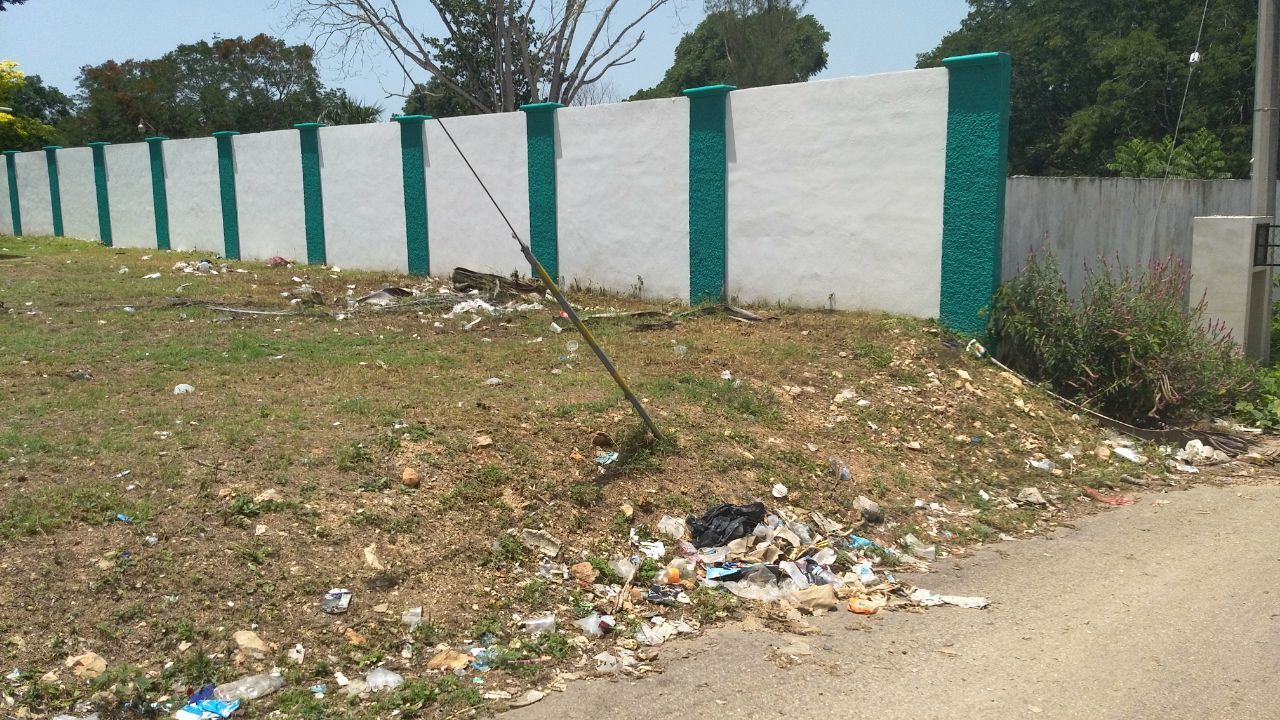 En basurero espacios verdes del cementerio municipal
