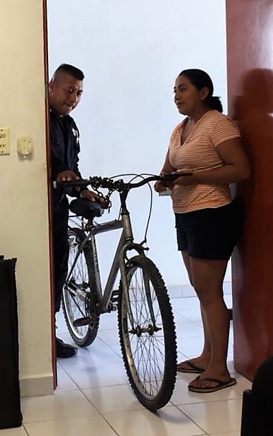 Gracias a policías recupera su bicicleta
