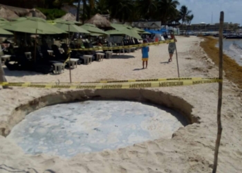Aparece cenote en la orilla de la playa