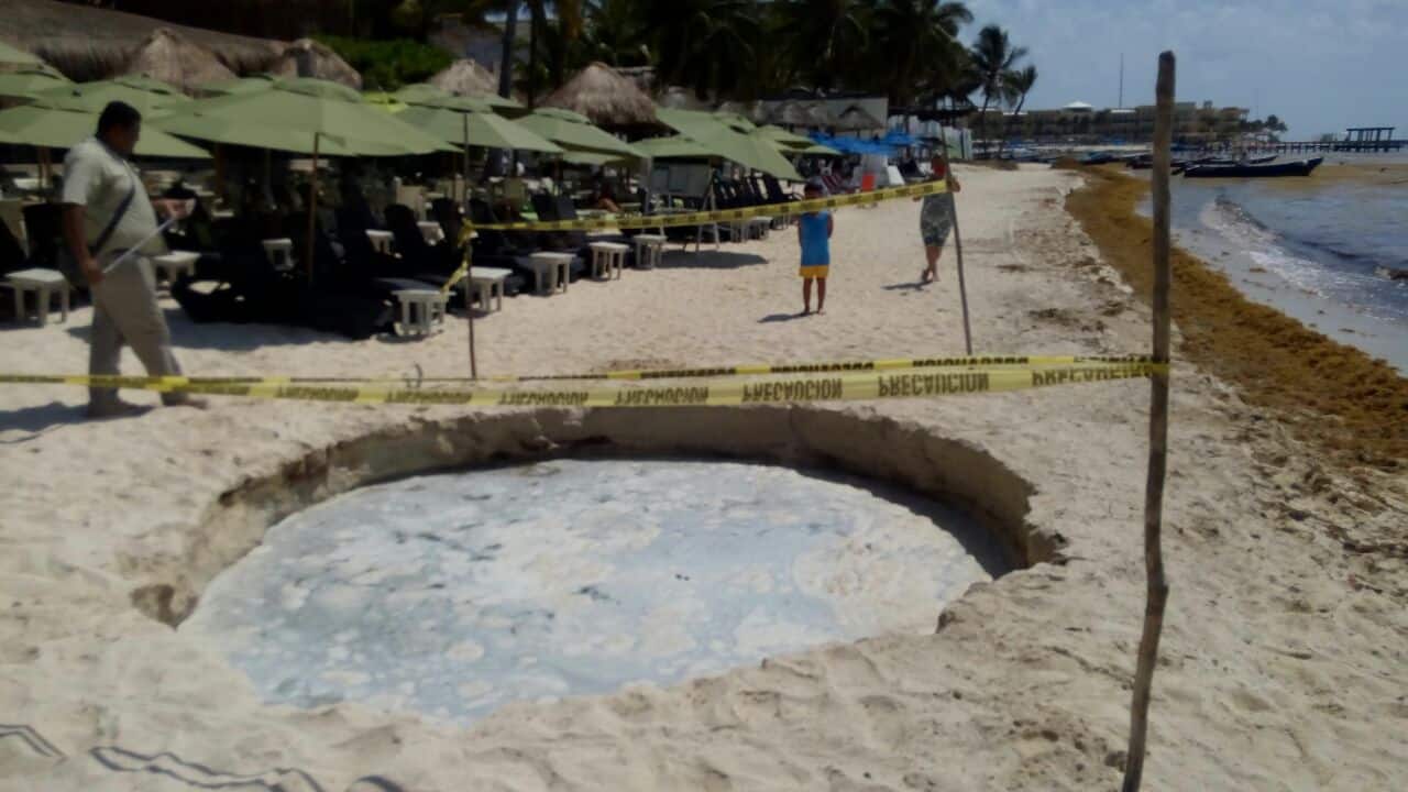 Aparece cenote en la orilla de la playa