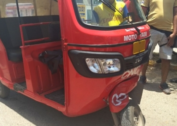 Por exceso de velocidad moto taxi colisionó una camioneta