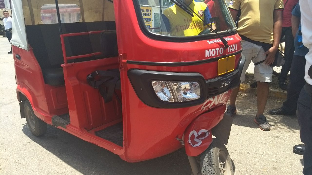 Por exceso de velocidad moto taxi colisionó una camioneta