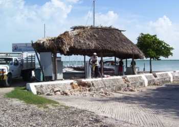 Roban motor de embarcación del Club Náutico de Chetumal