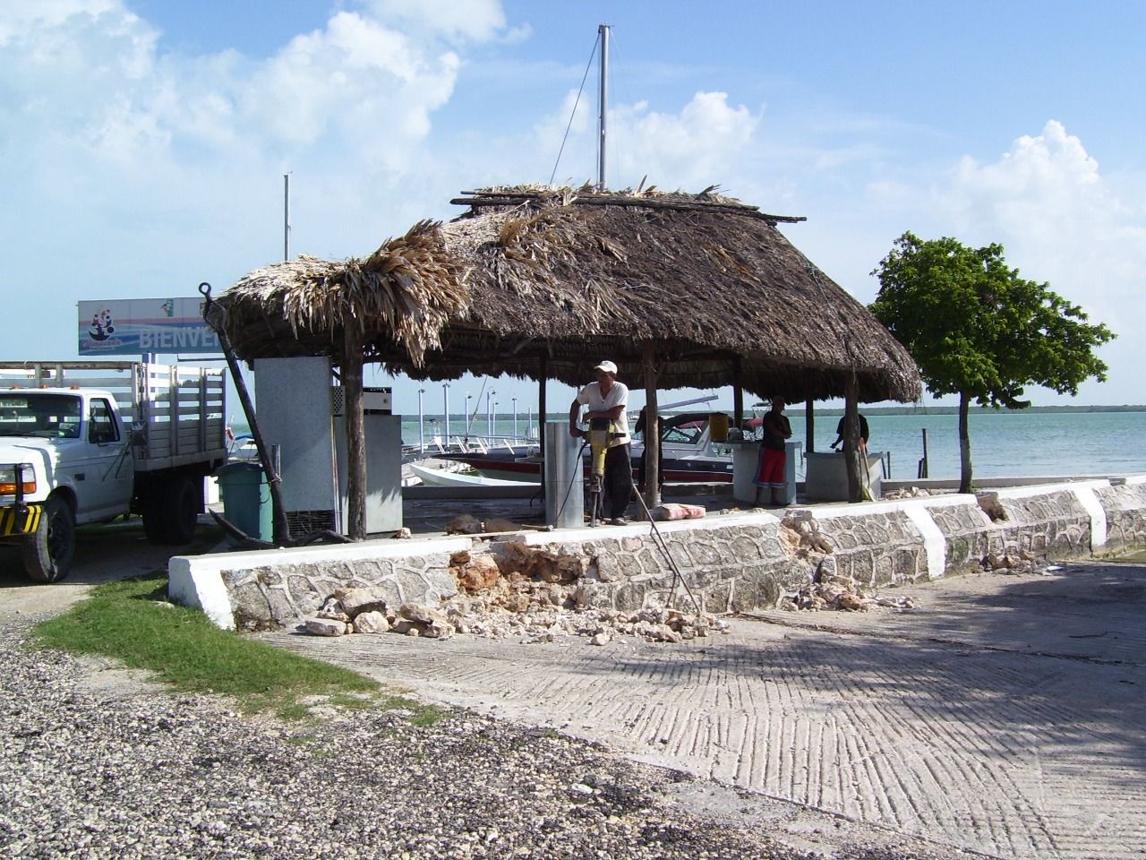 Roban motor de embarcación del Club Náutico de Chetumal